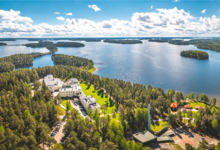 Kruunupuiston aluetta, rakennuksia järven äärellä kuvattuna lintuperspektiivistä