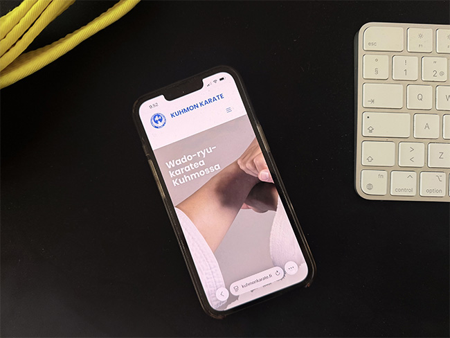 Kuhmon karaten verkkosivut avoinna käynnykän näytöllä